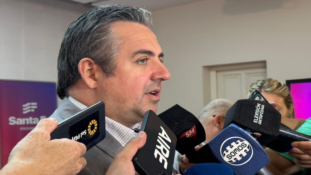 Cococcioni explicó que el uso de tobilleras electrónicas forma parte de un programa que depende de decisiones judiciales y que se implementa por etapas.