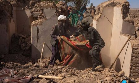 Al menos 812 personas murieron y 2.817 resultaron heridas en un terremoto de magnitud 6,0 que sacudió el este de Afganistán. Al menos 812 personas murieron y 2.817 resultaron heridas en un terremoto de magnitud 6,0 que sacudió el este de Afganistán.