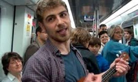 Viral: un joven consigue trabajo luego de cantar su CV en el metro. Viral: un joven consigue trabajo luego de cantar su CV en el metro.