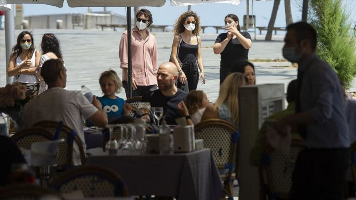 las altas temperaturas hacen que la ciudadanía se vuelque a la calles en verano