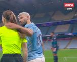 El Kun Agüero protagonizó una acción polémica cuando sujetó con su mano izquierda en la nuca a la jueza de línea Sian Massey por marcar un lateral a favor del Arsenal. El Kun Agüero protagonizó una acción polémica cuando sujetó con su mano izquierda en la nuca a la jueza de línea Sian Massey por marcar un lateral a favor del Arsenal.