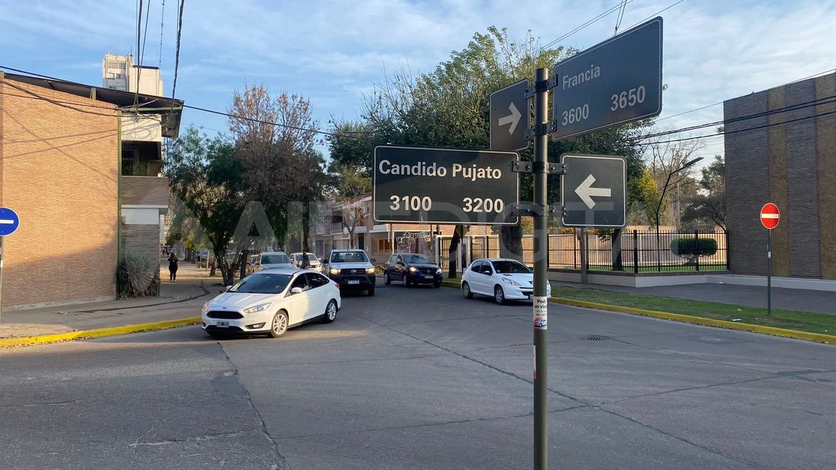 La esquina de Cándido Pujato y Francia sufre un aumento de vehículos que transitan debido a que Aguas Santafesinas trabaja sobre López y Planes para arreglar el socavón en el Club Unión. La esquina de Cándido Pujato y Francia sufre un aumento de vehículos que transitan debido a que Aguas Santafesinas trabaja sobre López y Planes para arreglar el socavón en el Club Unión.