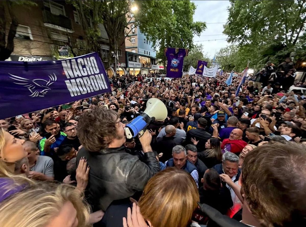 Javier Milei realizó una caravana de campaña en Tres de Febrero.