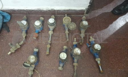 En una mochila en el patio de una vivienda encontraron los medidores robados. En una mochila en el patio de una vivienda encontraron los medidores robados.