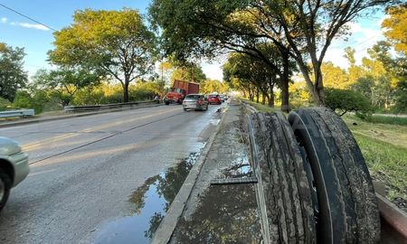 Un camión que transporta bebidas perdió dos ruedas traseras este lunes por la mañana en la salida del Puente Carretero hacia Santa Fe. Un camión que transporta bebidas perdió dos ruedas traseras este lunes por la mañana en la salida del Puente Carretero hacia Santa Fe.