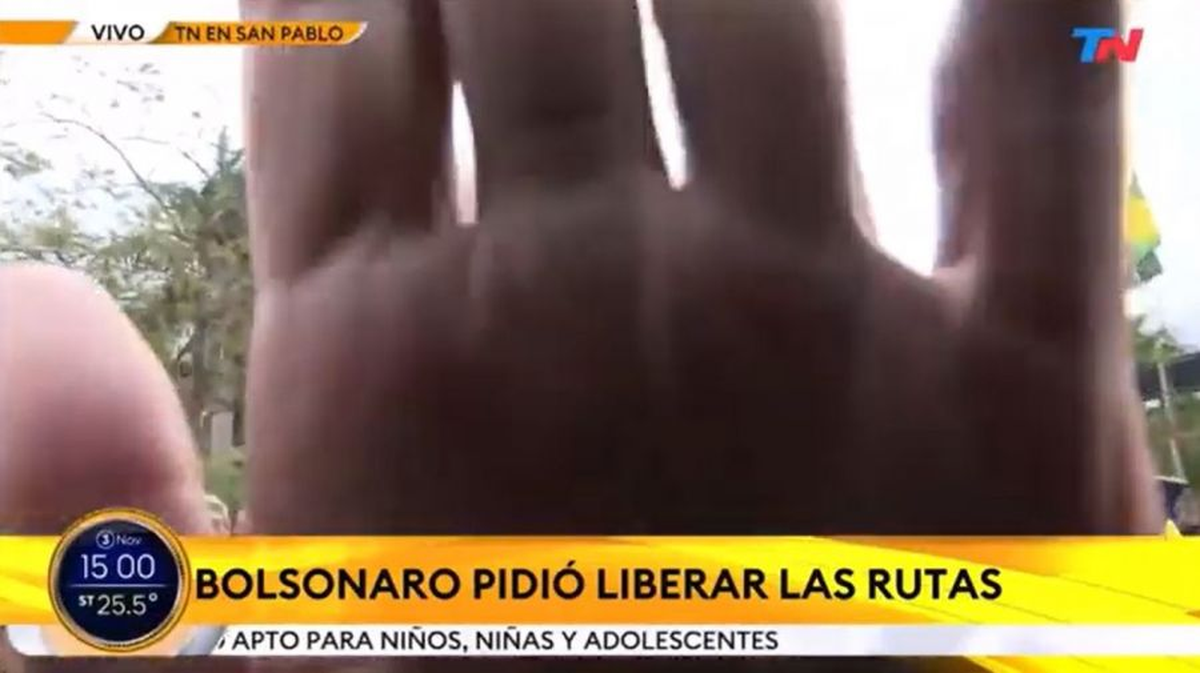 Al ser testigos de la situación, y para resguardar la integridad de sus compañeros, Dominique Metzger, conductora del envío, le pidió a Amoroso que se retirara.