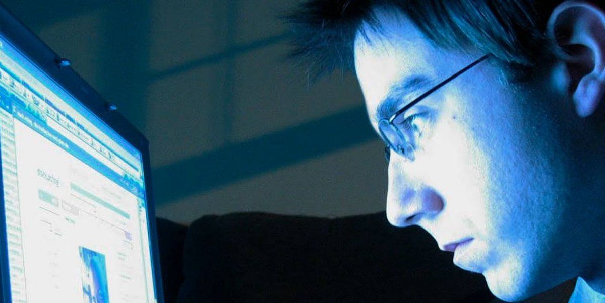 En tiempos de tanta virtualidad, el cuidado de los ojos frente a la luz que generan las pantallas, es de vital importancia.