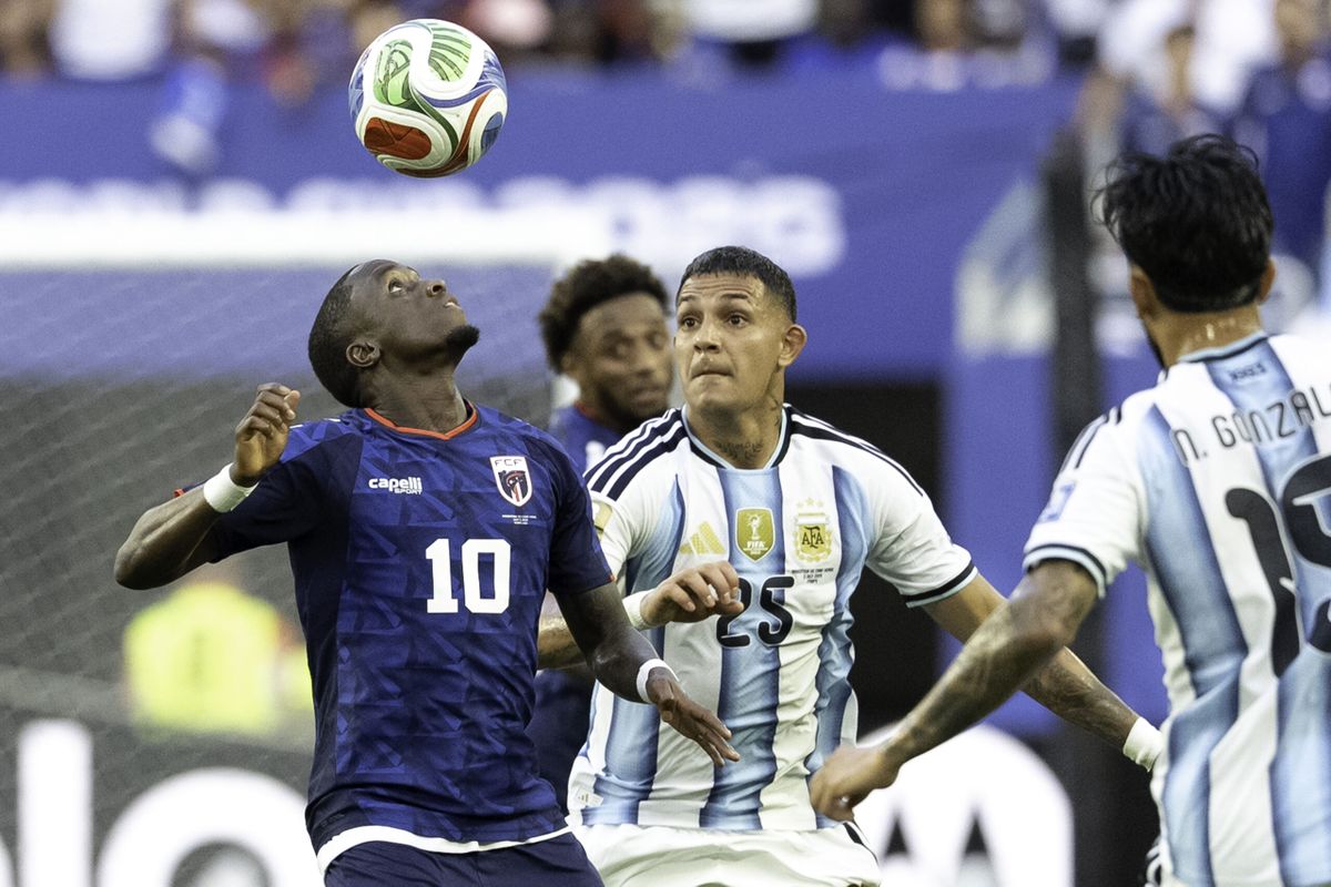 Facundo Medina fue uno de los puntos flacos de la Selección ante Cabo Verde. Facundo Medina fue uno de los puntos flacos de la Selección ante Cabo Verde.