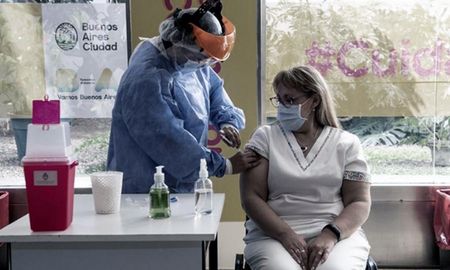 El Ministerio de Salud de la Nación confirmó esta semana que el 78,5% de la población del país inició su esquema de vacunación. El Ministerio de Salud de la Nación confirmó esta semana que el 78,5% de la población del país inició su esquema de vacunación.