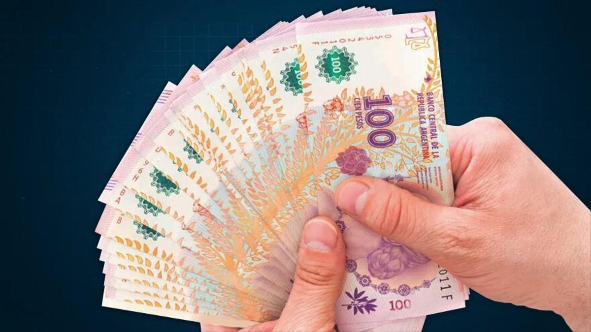 La Ley de Contrato de Trabajo establece que el aguinaldo debe ser equivalente al 50% de la mayor remuneración mensual.