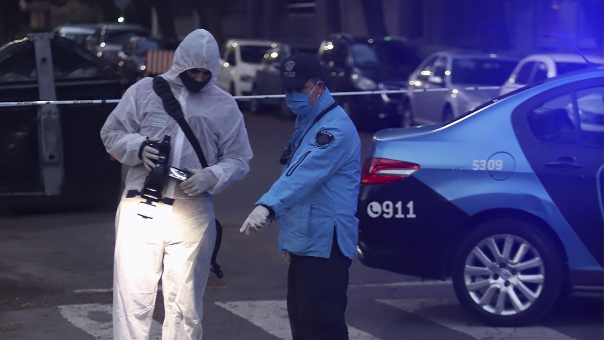 Peritos de Homicidios evalúan la zona donde murió apuñalado un efectivo de la Policía Federal. 