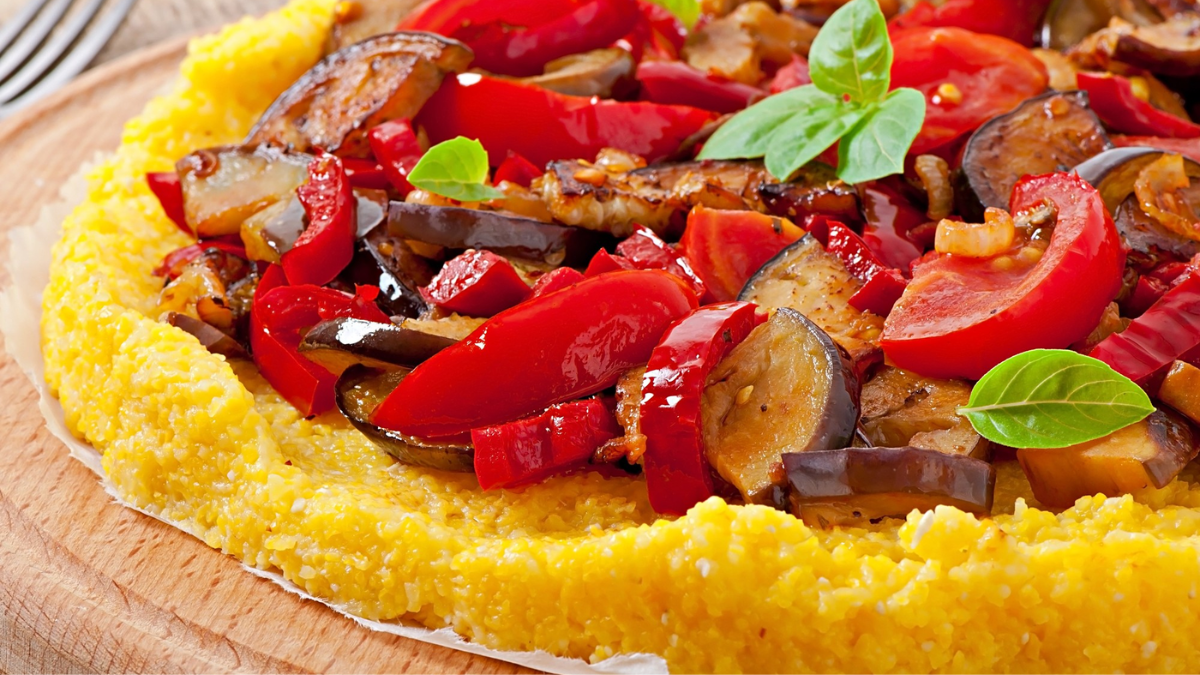 La pizza con polenta es una opción deliciosa y económica, perfecta para hacer en casa con ingredientes simples. La pizza con polenta es una opción deliciosa y económica, perfecta para hacer en casa con ingredientes simples.
