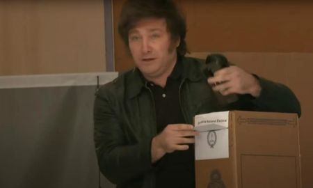 El candidato presidencial de La Libertad Avanza (LLA) y diputado, Javier Milei, votó este domingo por al mediodía en la UTN sede Medrano. El candidato presidencial de La Libertad Avanza (LLA) y diputado, Javier Milei, votó este domingo por al mediodía en la UTN sede Medrano.