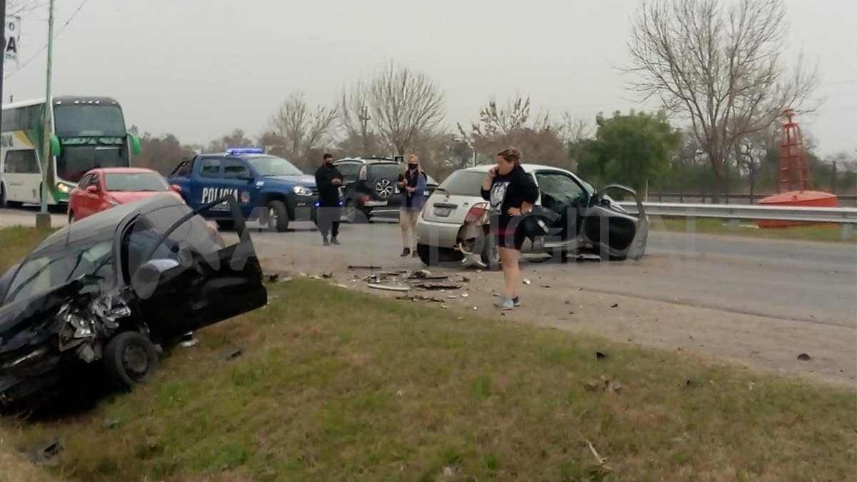 Dos autos Ford K chocaron en la Ruta Nacional N° 11 y Derqui de Sauce Viejo.