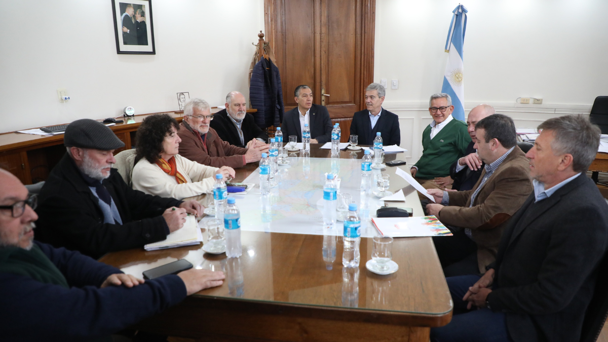 Para que los salarios no pierdan poder adquisitivo, la Provincia de Santa Fe negoció con los gremios una paritaria corta. Para que los salarios no pierdan poder adquisitivo, la Provincia de Santa Fe negoció con los gremios una paritaria corta.