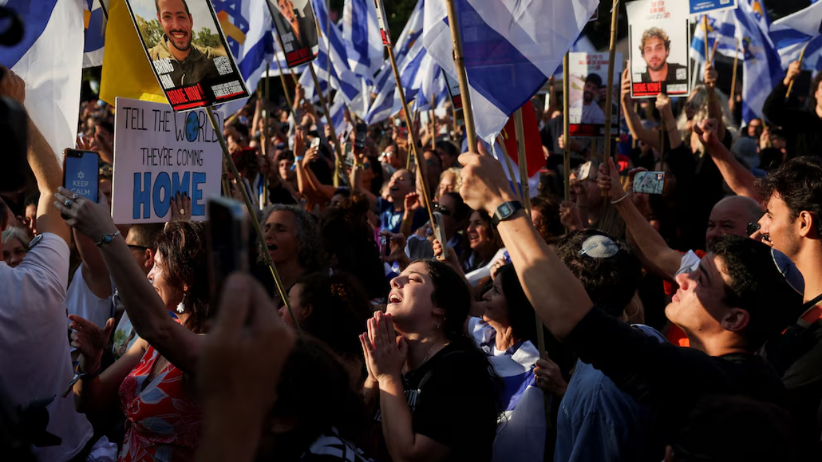 La población civil celebra la liberación de los rehenes La población civil celebra la liberación de los rehenes