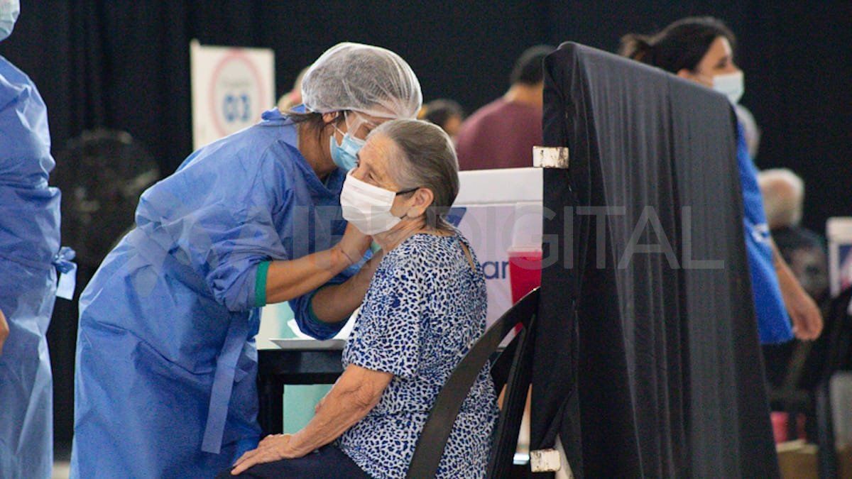 En la capital de la provincia de Santa Fe, el operativo de vacunación a mayores se lleva adelante en La Esquina Encendida.