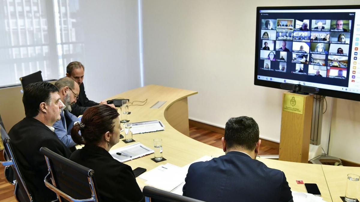 Desde la última reunión de julio, fue aumentado a 105.500 pesos ese mes, a 112.500 en agosto y a 118.000 en septiembre. Desde la última reunión de julio, fue aumentado a 105.500 pesos ese mes, a 112.500 en agosto y a 118.000 en septiembre.