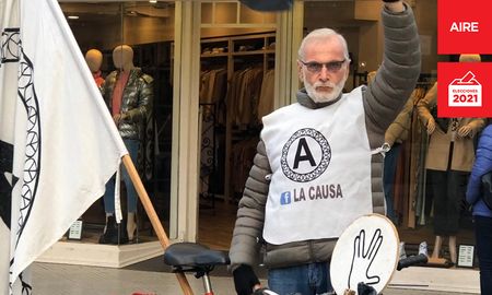 El activista de 62 años logró notoriedad por su inusual manera de promover sus ideales: en bici y con un megafóno. El activista de 62 años logró notoriedad por su inusual manera de promover sus ideales: en bici y con un megafóno.