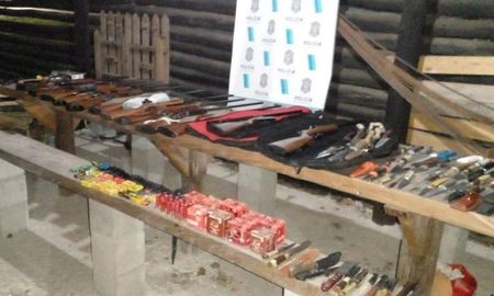 El Rambo de Gorina: lo fueron a buscar por violencia contra su expareja y le encontraron un arsenal en su casa. El Rambo de Gorina: lo fueron a buscar por violencia contra su expareja y le encontraron un arsenal en su casa.