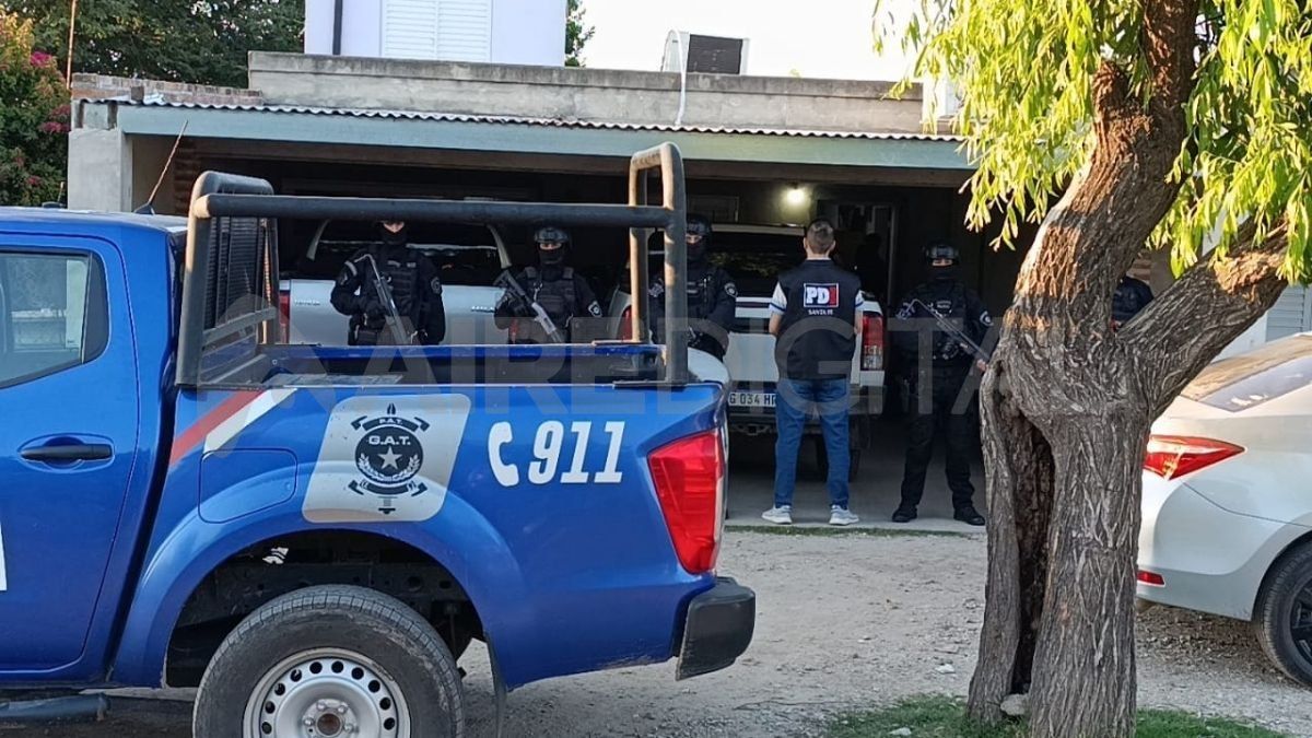 La PDI ejecutó dos allanamientos en San Justo y trasladó a tres hermanos. La PDI ejecutó dos allanamientos en San Justo y trasladó a tres hermanos.
