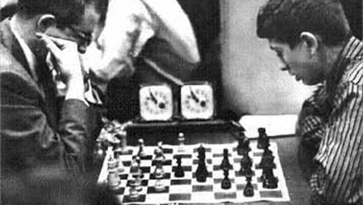 Fischer participó de la III edición del Trofeo Lessing J. Rosenwald, destinado a los 12 mejores jugadores de los Estados Unidos. Con solo 13 años ganó el premio a la Brillantez por su juego disputado el 17 de octubre de 1956 contra el Maestro Internacional Donald Byrne al cual, tras sacrificar a su reina, derrotó con una serie de jaques consecutivos. Hans Kmoch, analista de un periódico neoyorquino, tituló su crónica como La partida del siglo. Fischer participó de la III edición del Trofeo Lessing J. Rosenwald, destinado a los 12 mejores jugadores de los Estados Unidos. Con solo 13 años ganó el premio a la Brillantez por su juego disputado el 17 de octubre de 1956 contra el Maestro Internacional Donald Byrne al cual, tras sacrificar a su reina, derrotó con una serie de jaques consecutivos. Hans Kmoch, analista de un periódico neoyorquino, tituló su crónica como La partida del siglo.