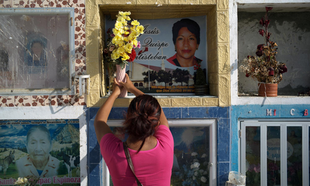 Una mujer perdió a 13 familiares debido al coronavirus y ahora su padre está grave Una mujer perdió a 13 familiares debido al coronavirus y ahora su padre está grave