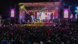 altText(Festival del Pescador: Pullaro destacó el crecimiento del turismo y la identidad santafesina)}