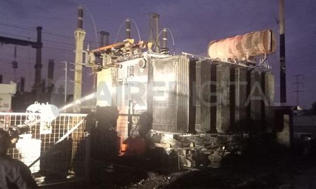 Un incendio en la planta de la EPE en Esperanza dejó sin luz a la ciudad. Un incendio en la planta de la EPE en Esperanza dejó sin luz a la ciudad.