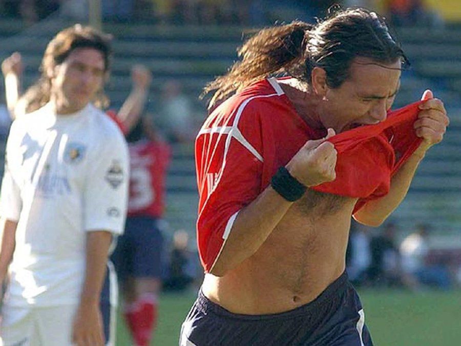 Eduardo Domínguez celebra uno de los dos tantos que anotó en los 23 partidos que jugó con la camiseta de Independiente.