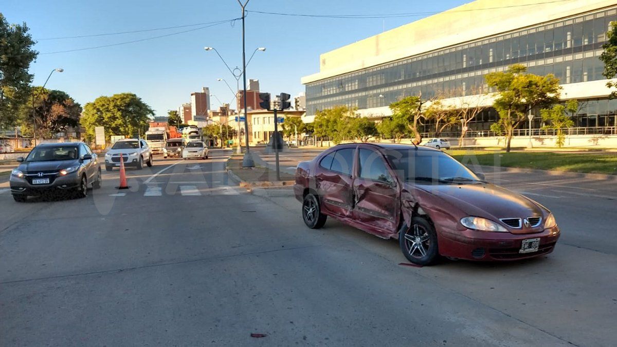 El auto impactó contra el cordón por el lado izquierdo