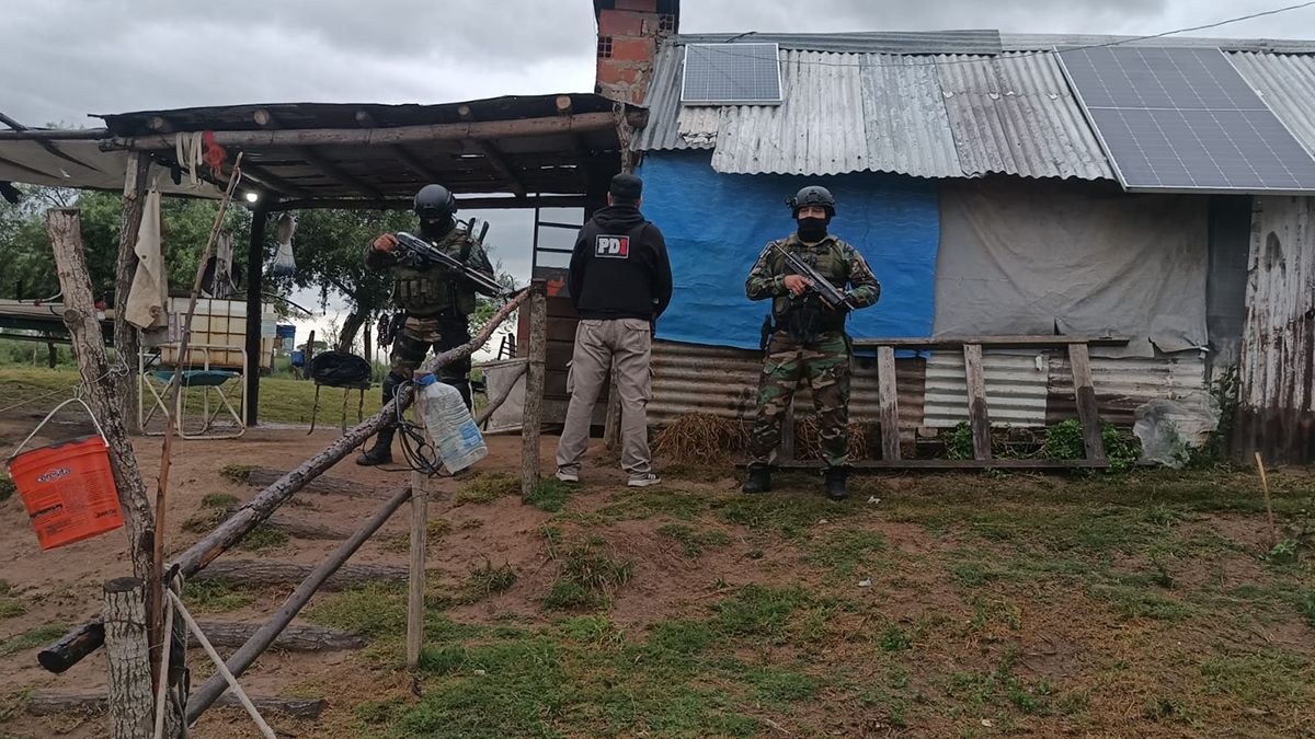 Agentes de la Policía de Investigaciones en uno de los allanamientos ejecutados. 