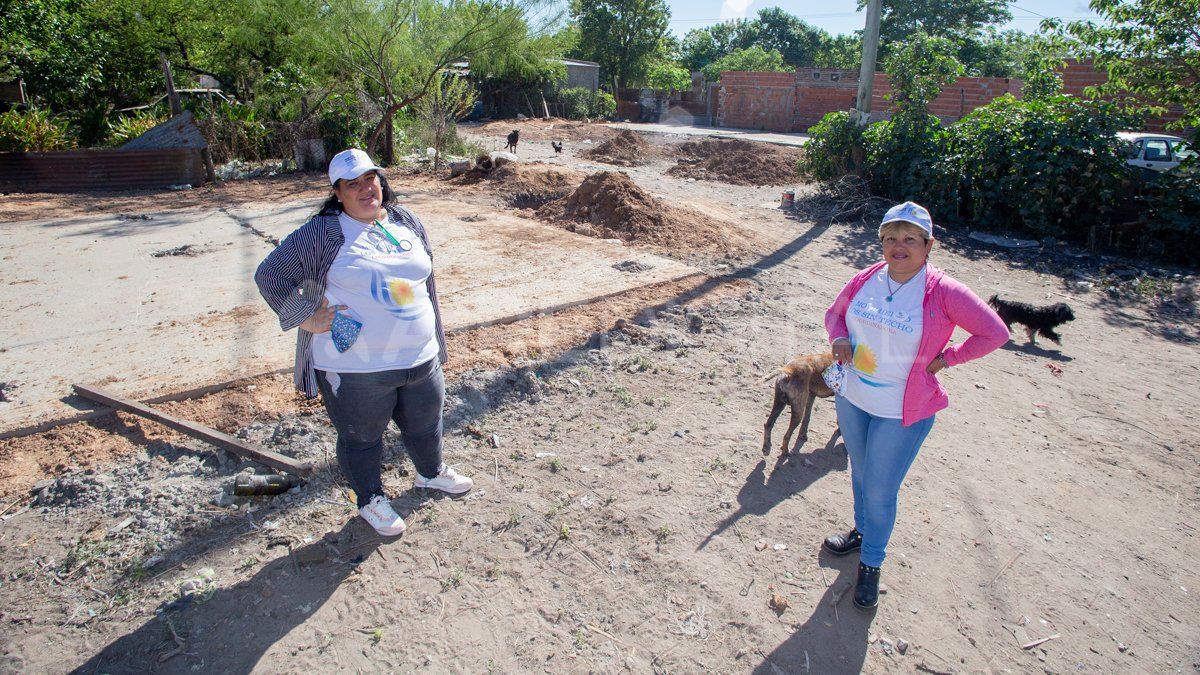 Gladys Gómez y Andrea Cuevas, son integrantes del movimiento Los Sin Techo y trabajaron como coordinadoras en el relevamiento que realizaron para establecer cuántas familias serán beneficiadas con este proyecto.