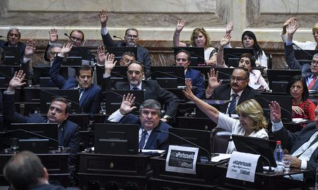 el senado aprobo por unanimidad la nueva ley para renegociar la deuda externa el senado aprobo por unanimidad la nueva ley para renegociar la deuda externa