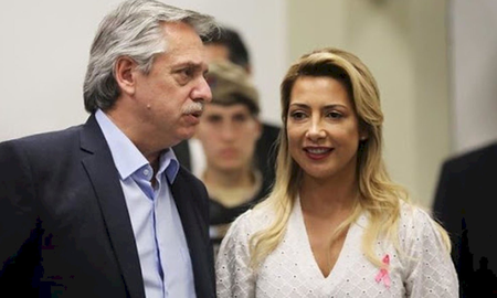 Fabiola Yañez, la primera dama aprobó con diez y se recibió como licenciada en Periodismo en 2013, en la Universidad de Palermo. Fabiola Yañez, la primera dama aprobó con diez y se recibió como licenciada en Periodismo en 2013, en la Universidad de Palermo.