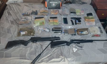 En el operativo la policía secuestró material estupefaciente, una pistola, rifles y dinero. En el operativo la policía secuestró material estupefaciente, una pistola, rifles y dinero.