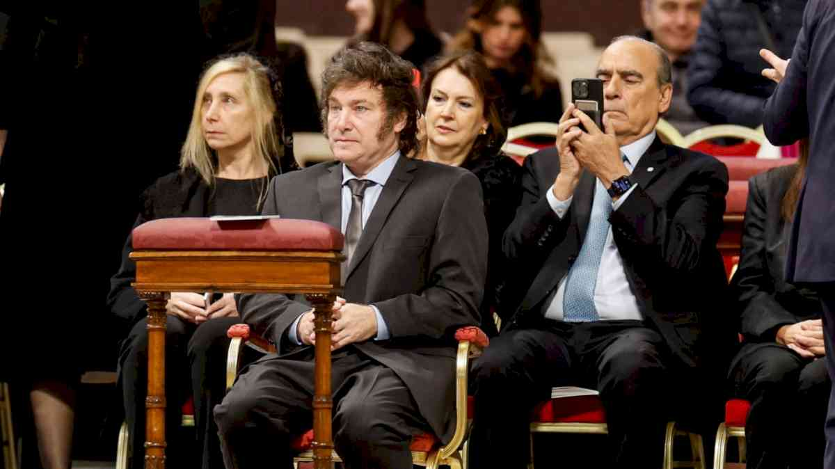 Milei saludó a Francisco y participó de la misa de canonización de Mama Antula.