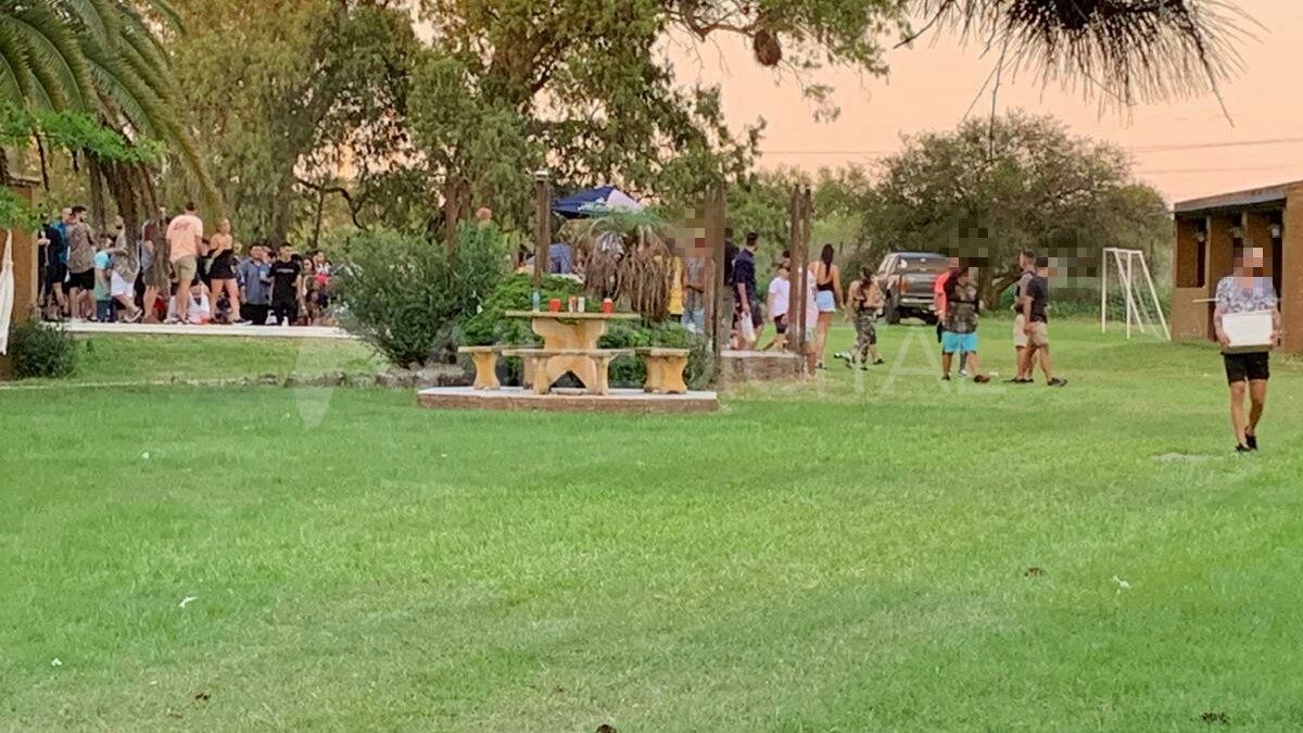 Ambos eventos fueron desbaratados por la policía y agentes municipales que labraron actas de infracción.