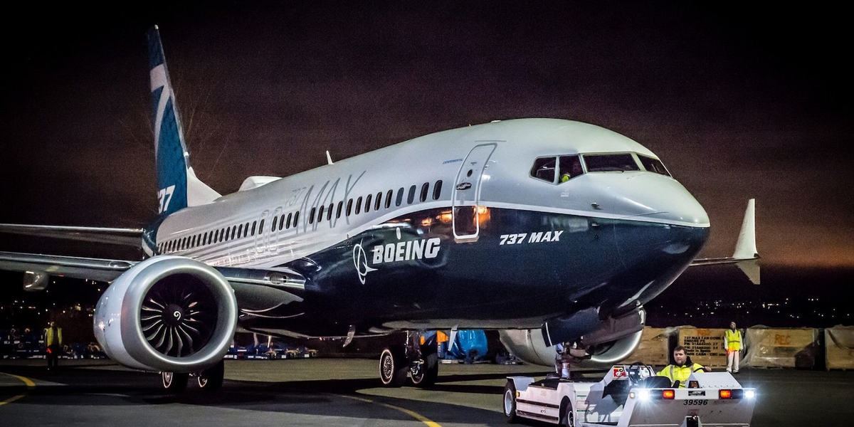 Una joven se enamoró de un avión Boeing 737 y tiene relaciones con un modelo a escala