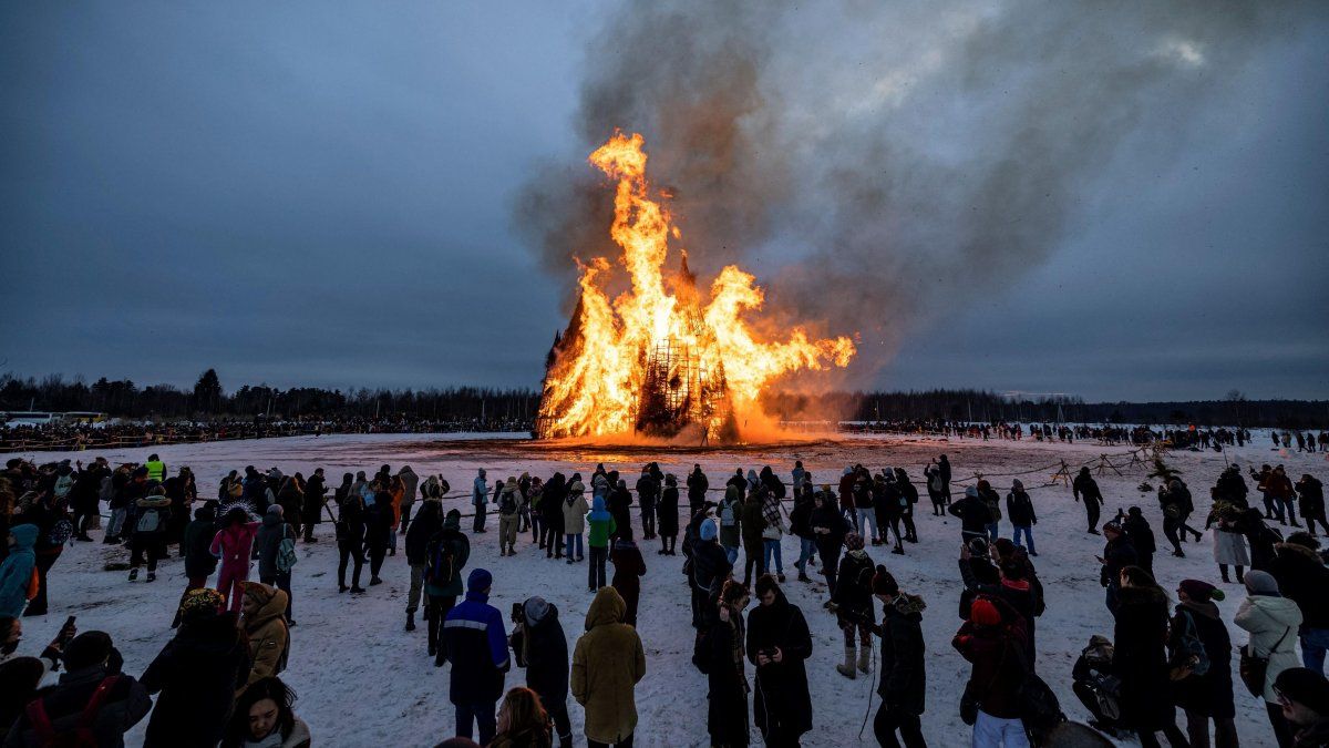 Los pobladores ante el espectáculo de la celebración.