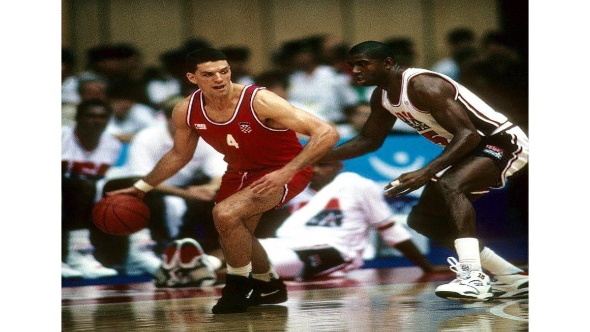 Croacia declaró su independencia en 1991 y, al año siguiente, el Mozart del básquet logró con la Selección de su país natal la medalla de plata en los Juegos Olímpicos de Barcelona tras caer en la final con el Dream Team de los Estados Unidos. En la foto, Drazen inicia un ataque ante la marca de Earvin Magic Johnson.