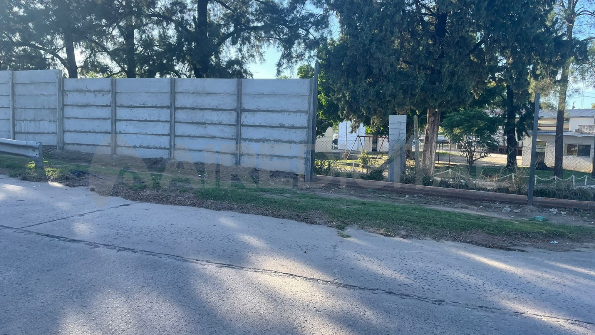 El Club Náutico Sur construyó un muro de concreto a lo largo de unos 300 metros. El Club Náutico Sur construyó un muro de concreto a lo largo de unos 300 metros.