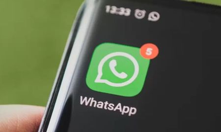 El truco para leer mensajes en WhatsApp sin aparecer en línea. El truco para leer mensajes en WhatsApp sin aparecer en línea.