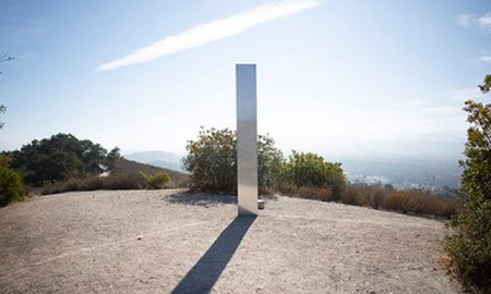 Apareció un tercer monolito de metal en California y es casi igual a los de Utah y Rumania Apareció un tercer monolito de metal en California y es casi igual a los de Utah y Rumania