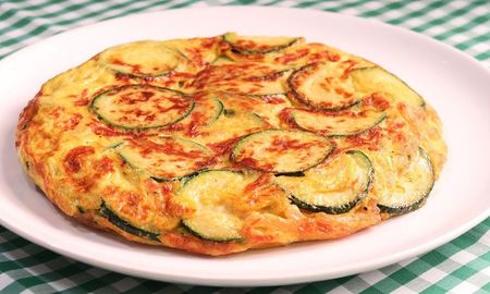Esta tortilla de zucchini al horno es una opción saludable, baja en carbohidratos y perfecta para sumar verduras en tu dieta. Esta tortilla de zucchini al horno es una opción saludable, baja en carbohidratos y perfecta para sumar verduras en tu dieta.