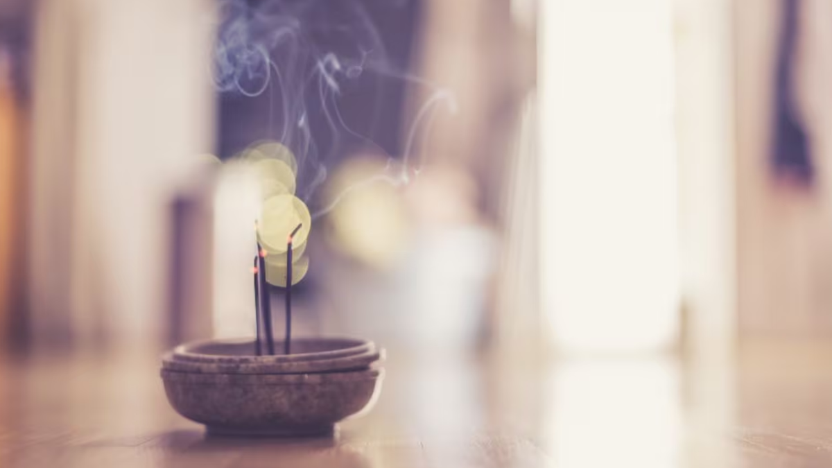 Sentir el ambiente pesado o tener insomnio puede ser señal de energía negativa en tu hogar. Sentir el ambiente pesado o tener insomnio puede ser señal de energía negativa en tu hogar.