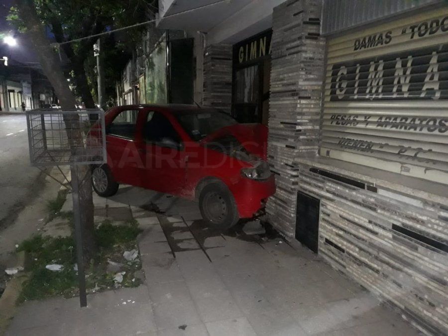 Quiso esquivar un ‘corralito’ y se incrustó en un gimnasio