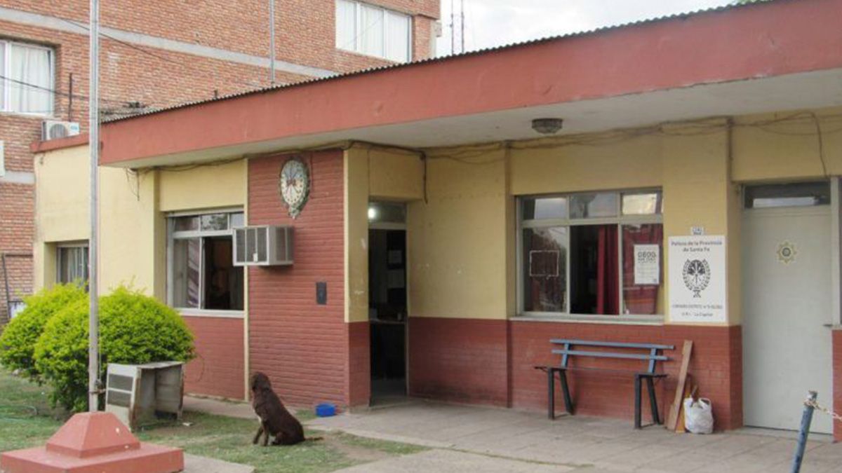 Tras el incidente el policía se presentó en la comisaría de Recreo donde tuvo actitudes violentas con el personal