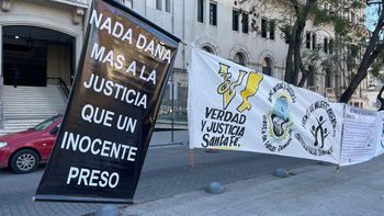 En el Día Internacional contra las Falsas Denuncias, agrupaciones se manifestaron en la Plaza 25 de Mayo de Santa Fe.