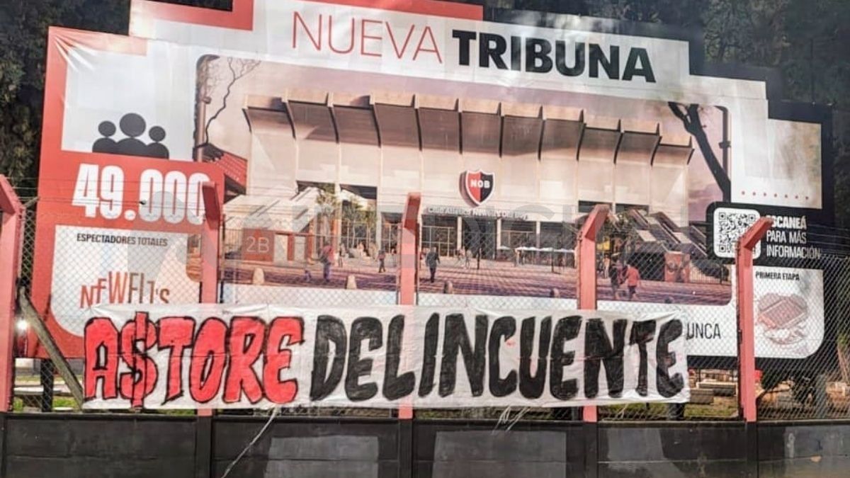 El estadio de Newell's apareció con pasacalles y mensajes contundentes contra la dirigencia: "Ya". El estadio de Newell's apareció con pasacalles y mensajes contundentes contra la dirigencia: "Ya".